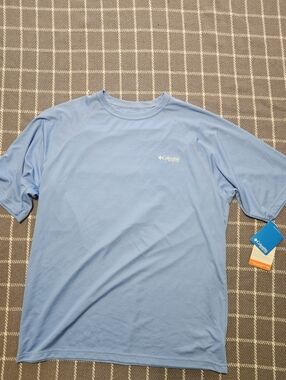 NEW PFG Columbia Light Blue Short-Sleeve Performance Tee. Mens Large